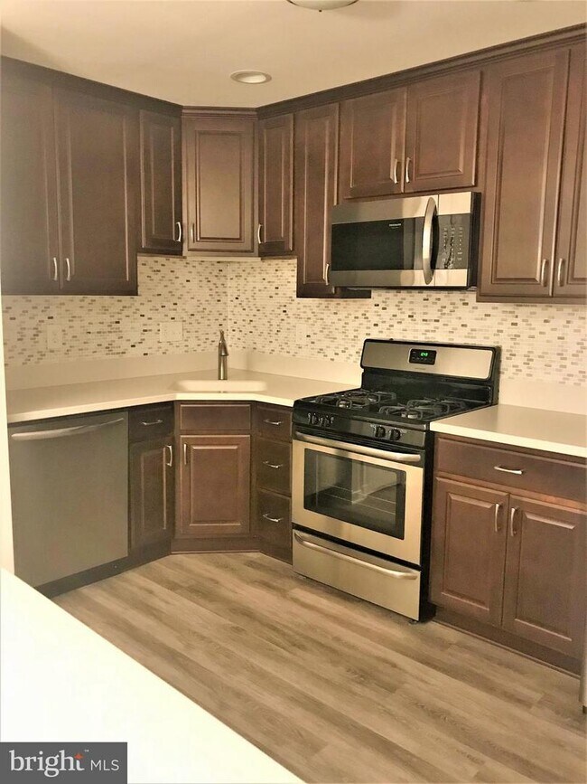 Building Photo - 9216 Ridgefield Cir