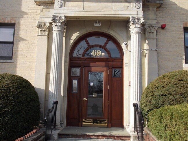 Building Photo - 61 Park Dr