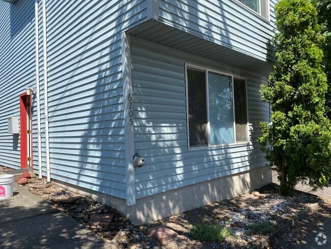 Building Photo - 6205 SE 92nd Ave