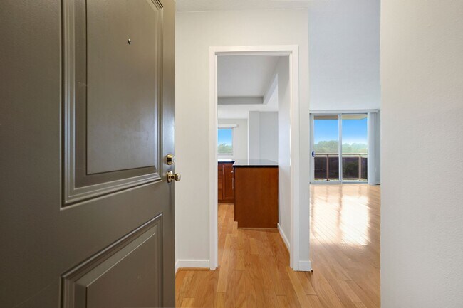Foto del edificio - B I G Apartment with Balcony! High Up! Gym...