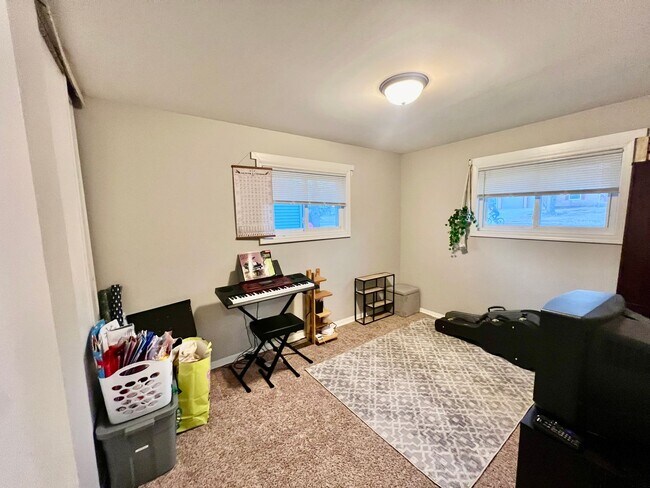 Foto del edificio - 3-Bedroom Home in Normal with Detached Garage & Large Backyard