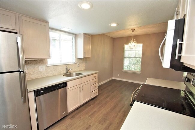Building Photo - 2 br, 1 bath  - 3436 Willowrun Dr Apt D
