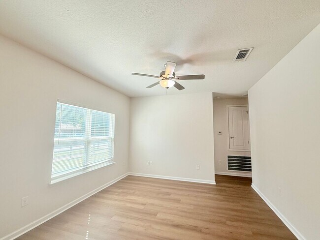 Building Photo - Spacious 2-Bedroom Duplex