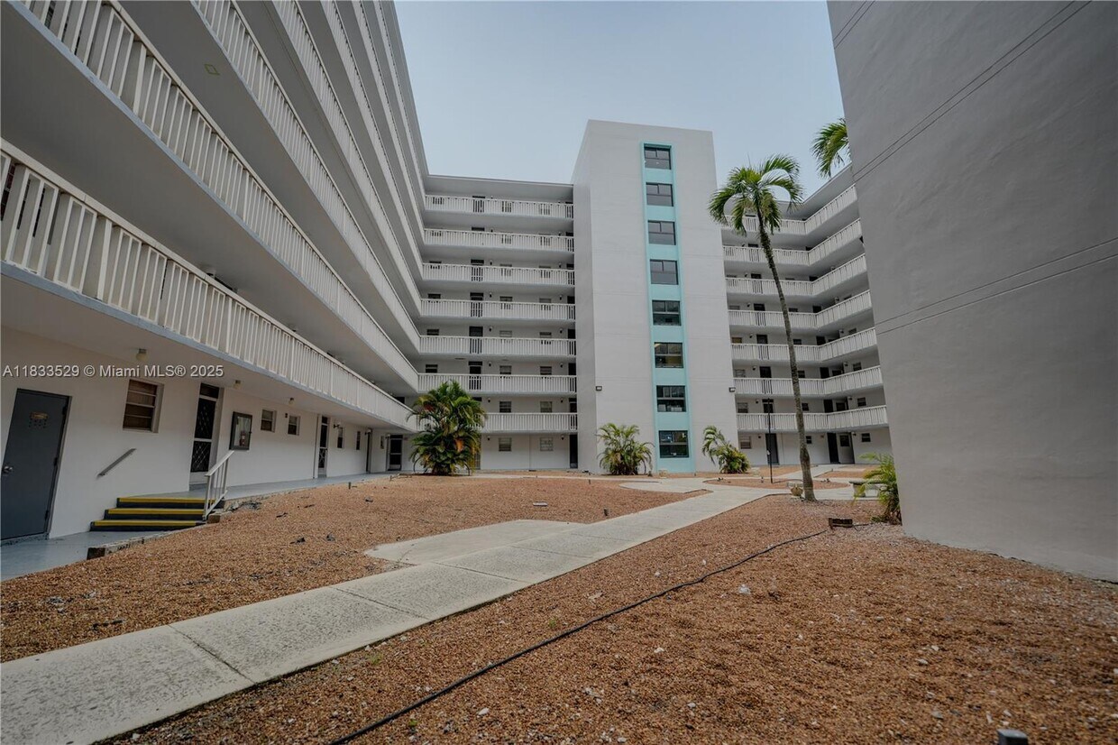 Foto principal - 15600 NW 7th Ave