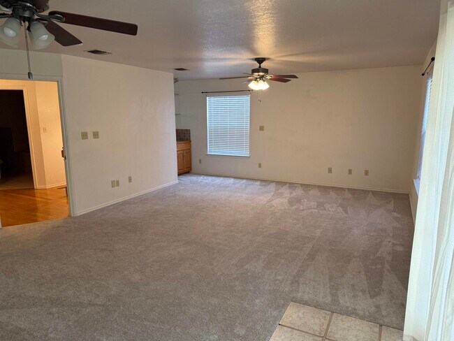 Building Photo - 737 Lago Vista Dr
