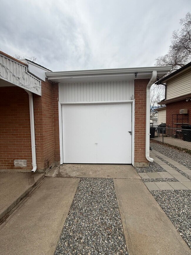 Foto del edificio - $0 DEPOSIT OPTION, CHARMING 3 BED 2 BATH TRADITIONAL HOME!! HUGE YARD, STEPS FROM PEORIA STATION