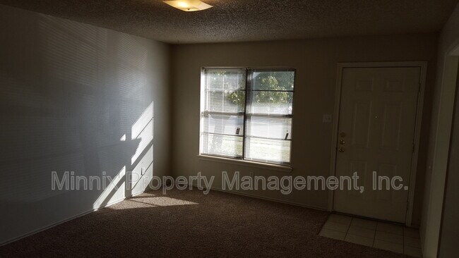 Building Photo - 9612 Elmwood Ave