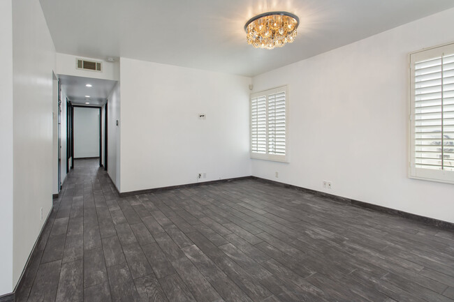 Living room/Hall - 118 Driftwood St