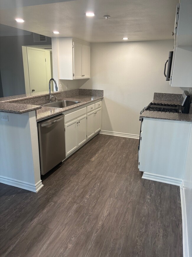 Building Photo - The Newporter Apartments