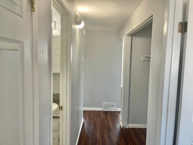 Building Photo - 326 W 4 Plex