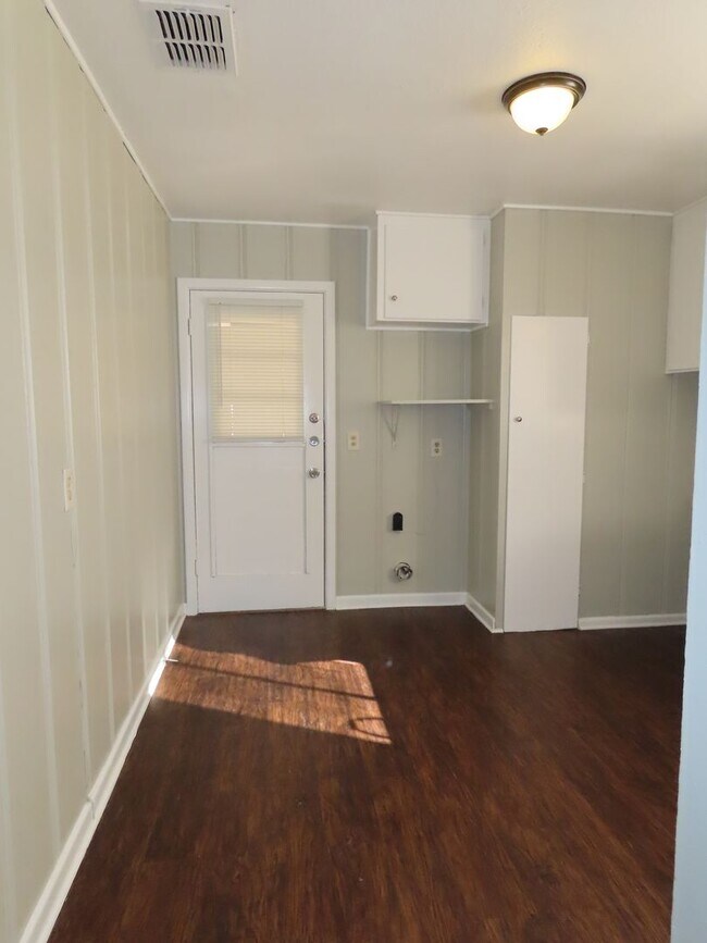 Foto del edificio - Three bedroom, One Bath Duplex Near Hospit...