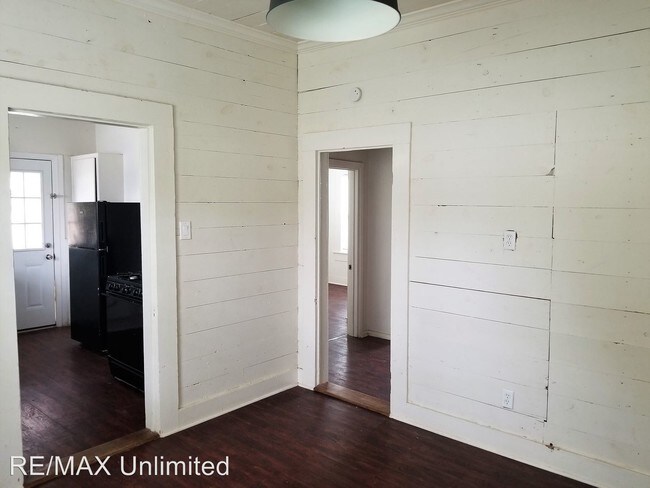 Building Photo - 2 br, 1 bath House - 255 E Lambert
