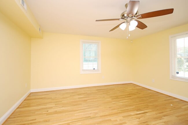 Building Photo - Spacious Downtown Home