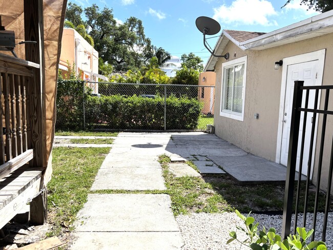 Building Photo - 876 NW 14th Ct