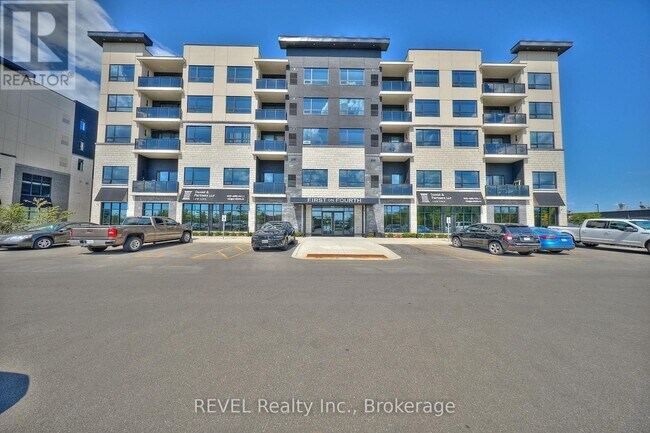 Photo du bâtiment - 300B-300B Fourth Ave