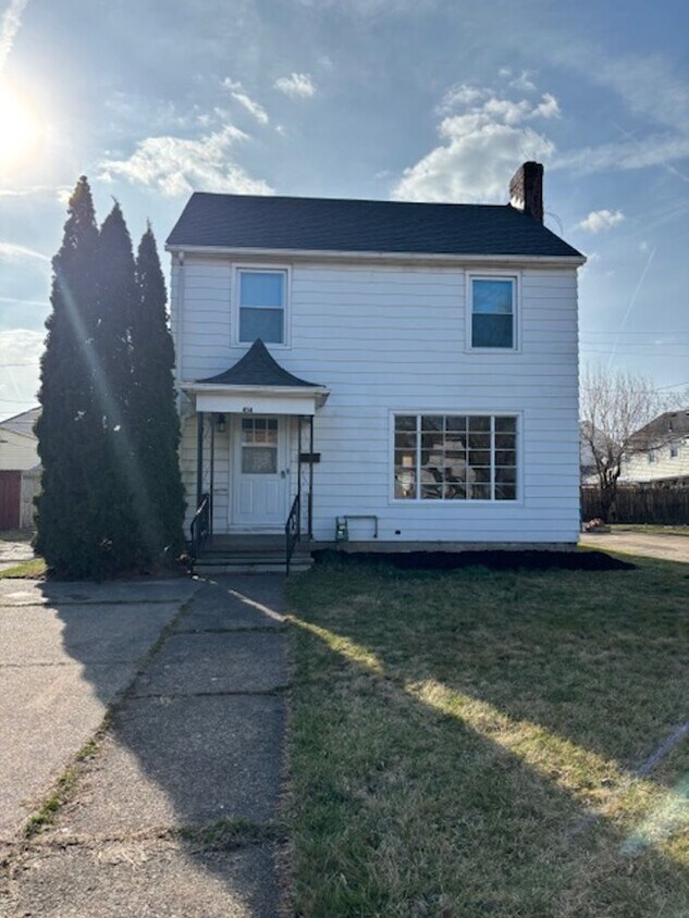 Foto principal - 4 Bed 1.5 Bath Home with Central Air on Ea...