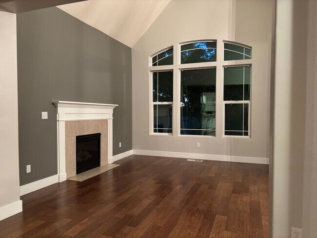 Foto del edificio - Wonderfully Designed Craftsman Home with P...