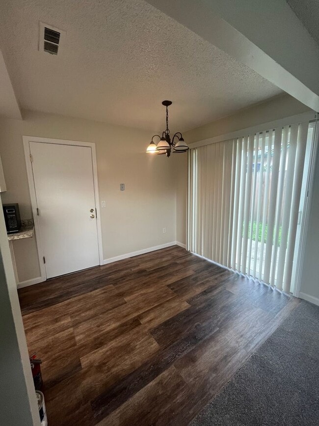 Building Photo - Single Level 3 bedroom 2 bathroom Home loc...