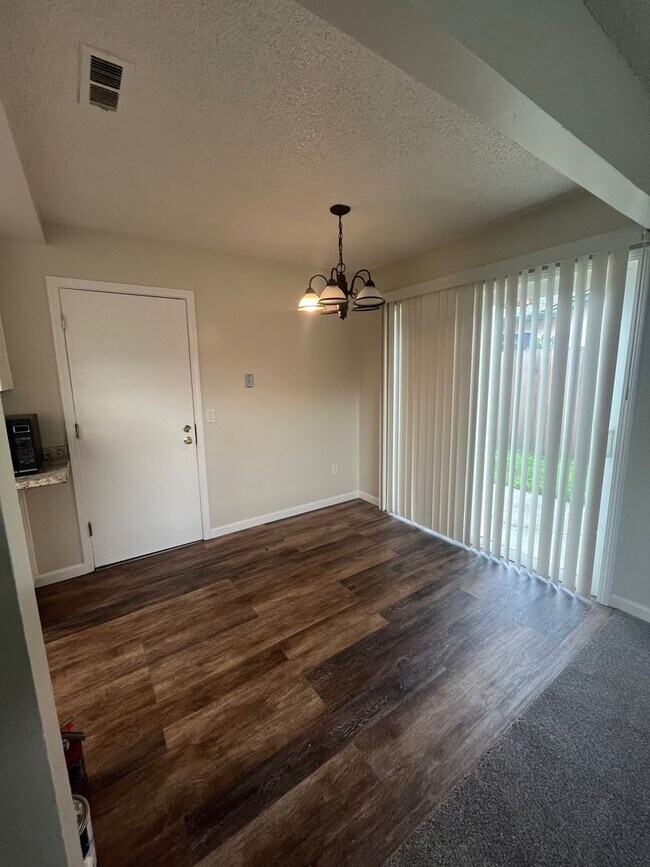 Foto del edificio - Single Level 3 bedroom 2 bathroom Home loc...