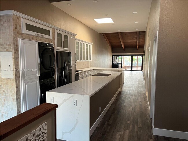 Building Photo - 2645 Parkview Dr S