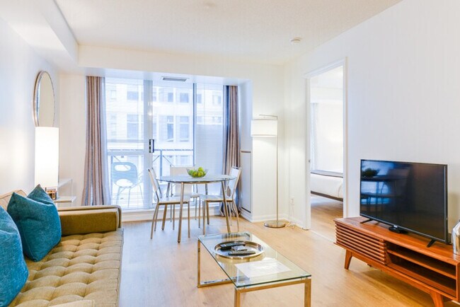 Photo du bâtiment - 250 University Ave