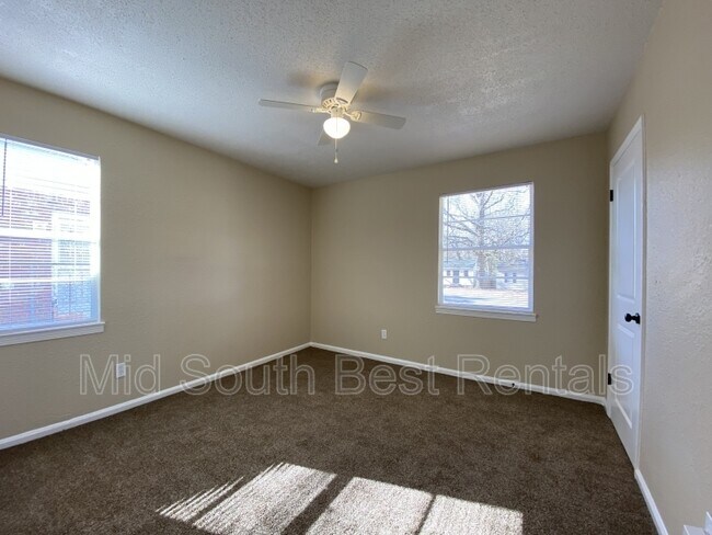 Foto del edificio - 4428 Sunny View Dr