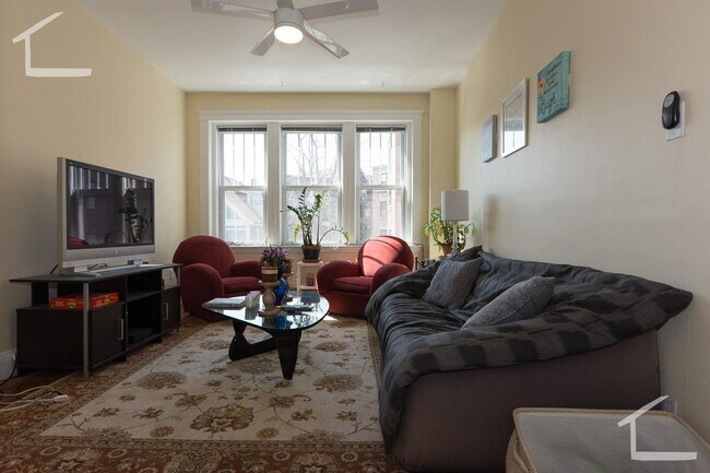 Foto del edificio - Large Renovated Unit in Brighton for June ...