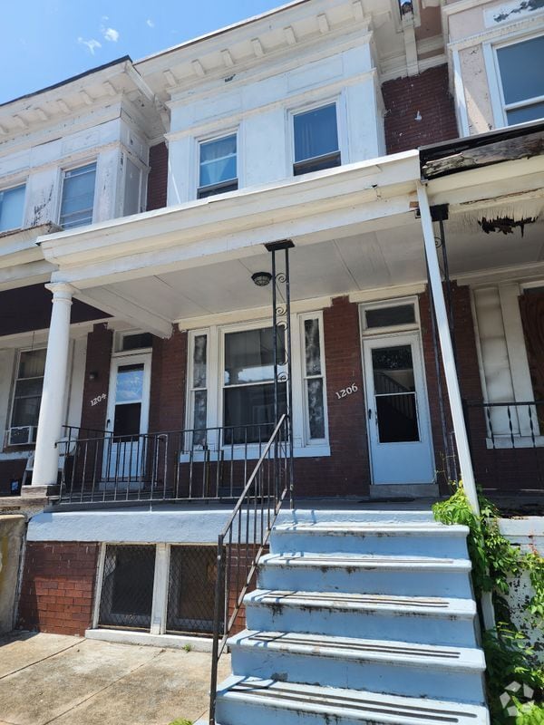 Building Photo - 1206 Oakhurst Pl