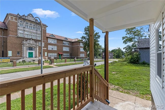 Building Photo - Totally Renovated & Totally Adorable - Sec...