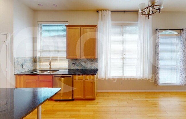 Foto del edificio - 3301 Mosswood Dr