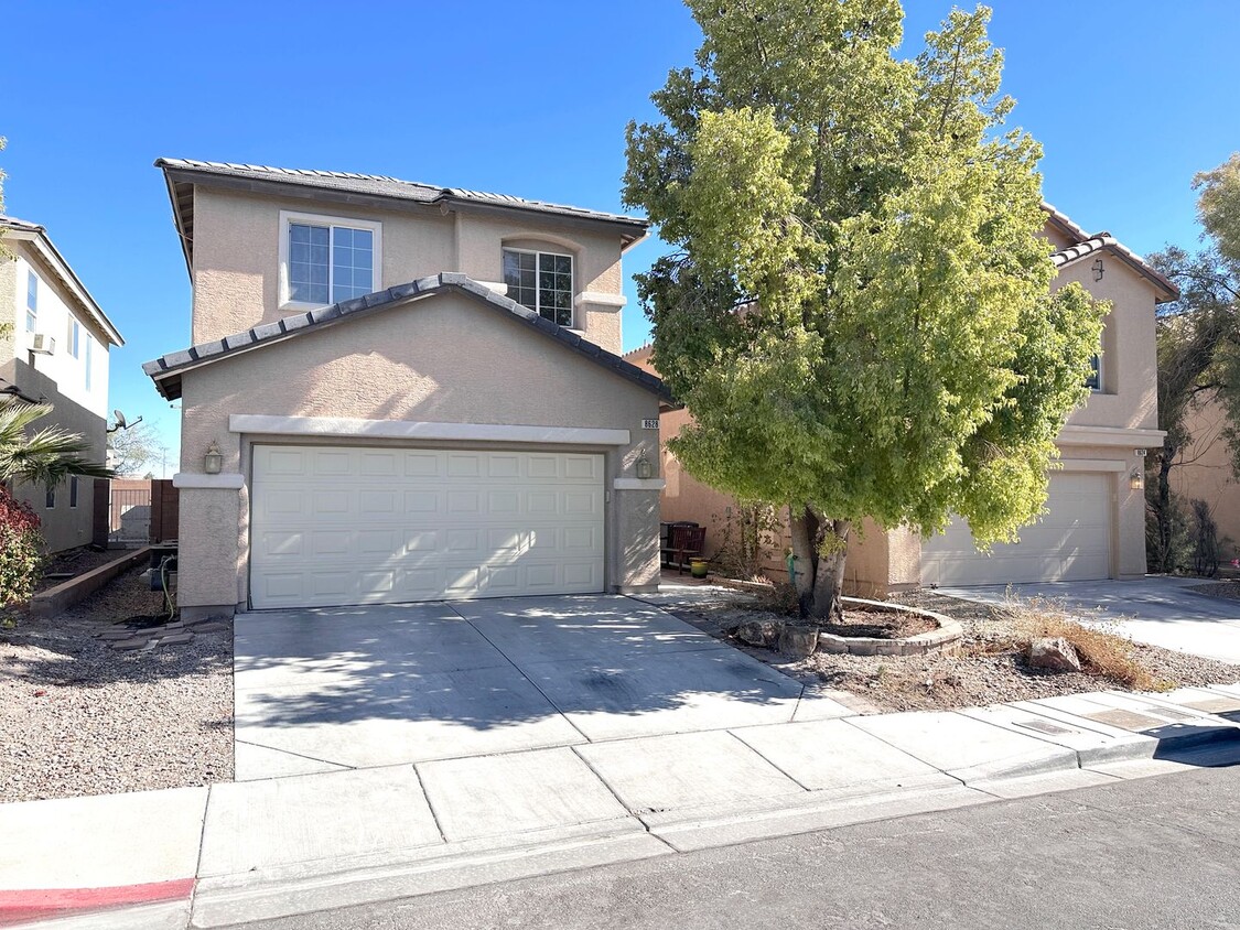 Primary Photo - 4 BED HOUSE WITH A LOFT, SOLAR, AND POOL