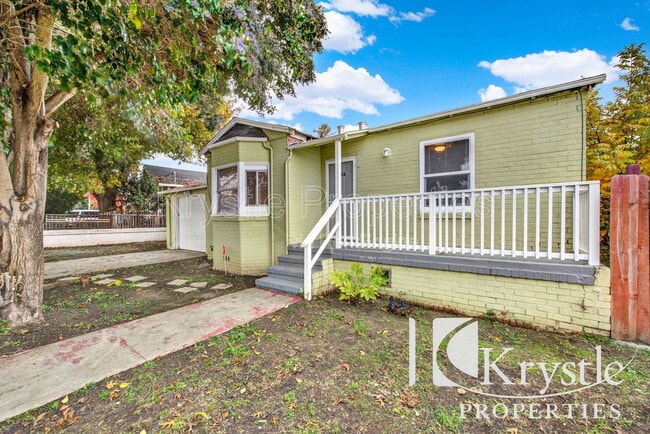 Foto del edificio - 241 Mayo Ave