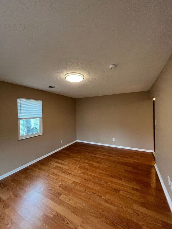 Building Photo - 1613 Kenway Pl