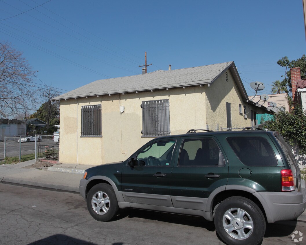 Building Photo - 2401 Palm Pl