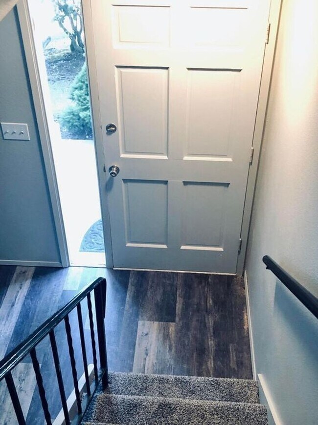 Foto del edificio - 2 bedroom 1.5 bathroom townhouse in the HE...