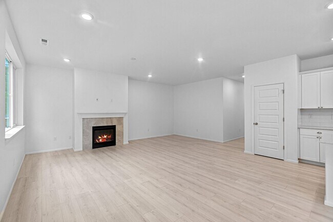 Building Photo - Two-Story Port Orchard Home