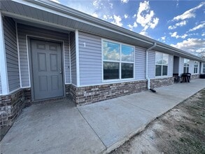 Building Photo - 325 Brook Ct
