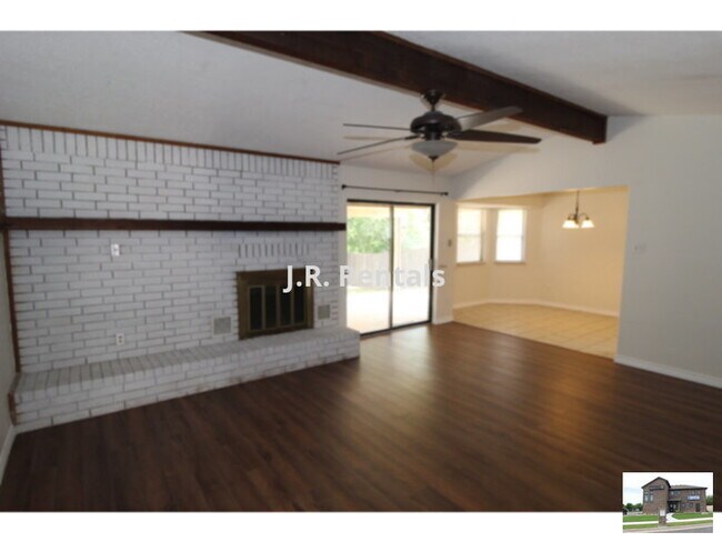 Building Photo - 2625 Phyllis Dr