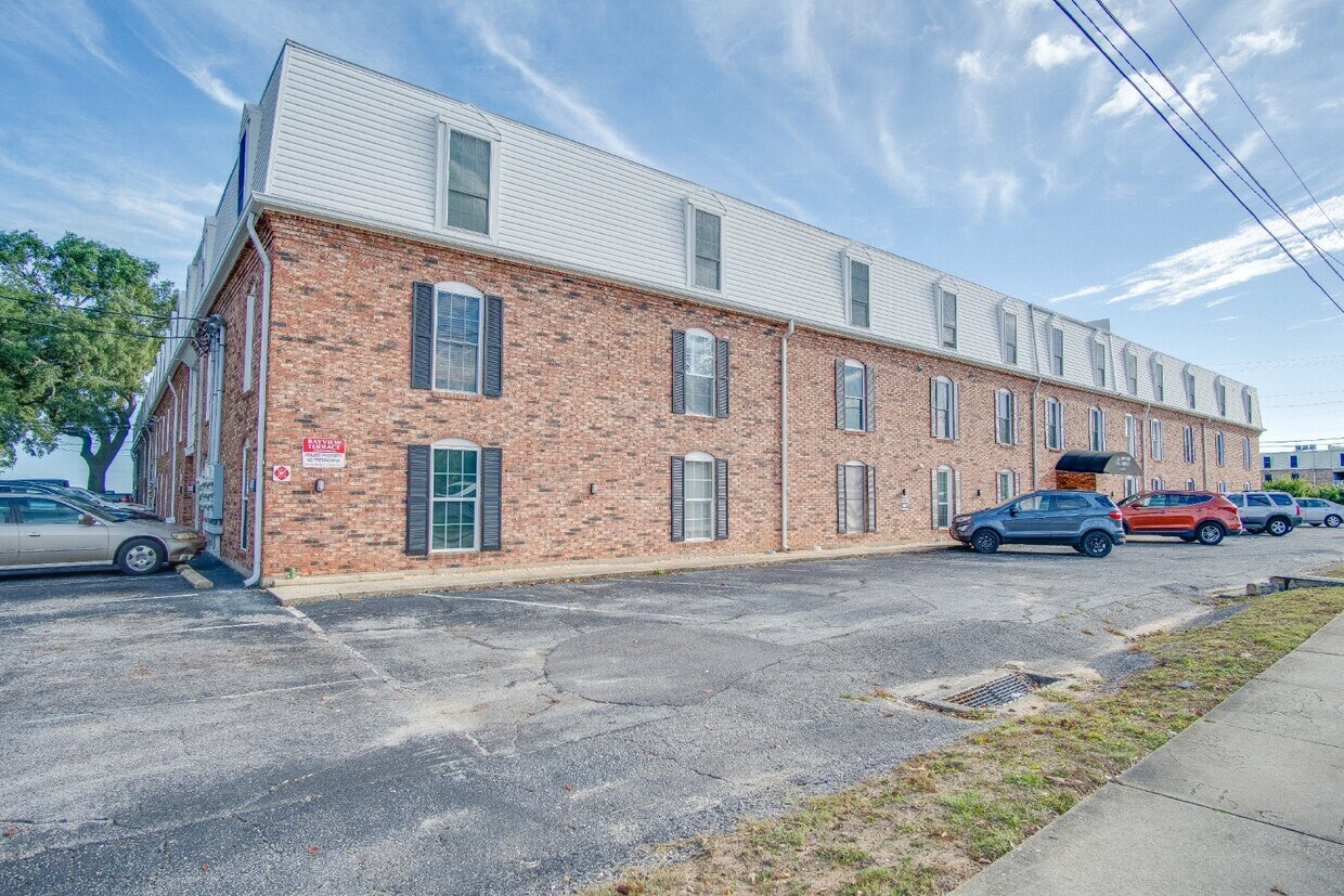 Primary Photo - Beautiful waterfront 2 bed / 1 bath condo ...