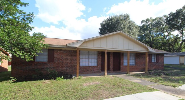 Building Photo - Pet-Friendly 2-Bedroom Duplex with Washer/...