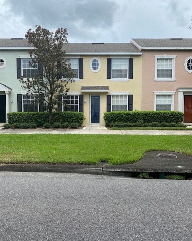 Townhome in Avalon Park with a 2 car garage House Rental in Orlando