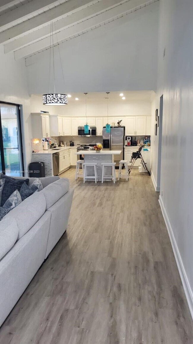 Building Photo - 8091 Royal Palm Cir