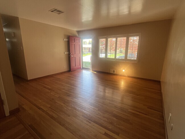 Foto del edificio - 6448 Iris Way