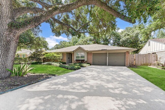 Building Photo - Updated Home with Versatile Layout and Pri...