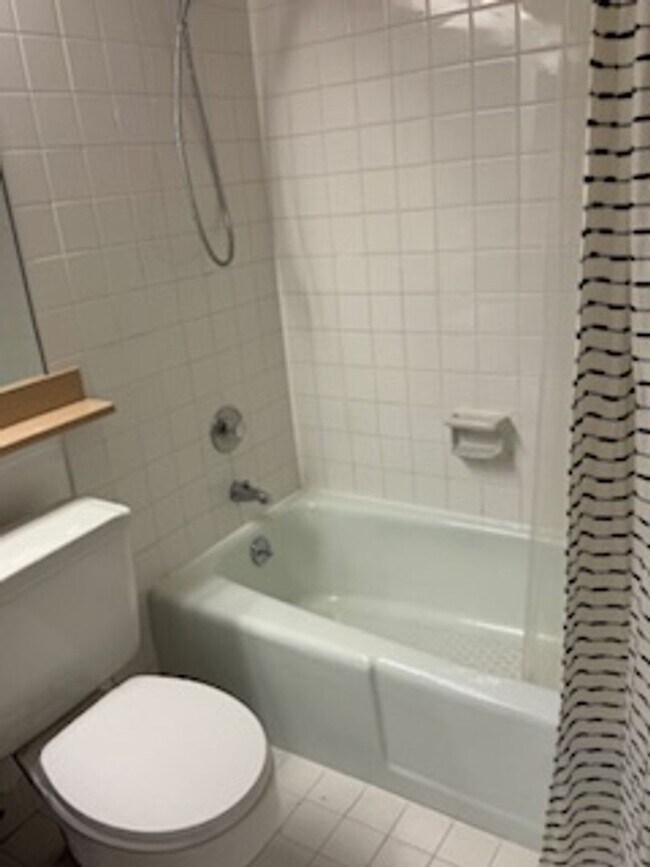 Foto del edificio - 2BR/2BA Ground Floor Condo with Walk-Up Pa...