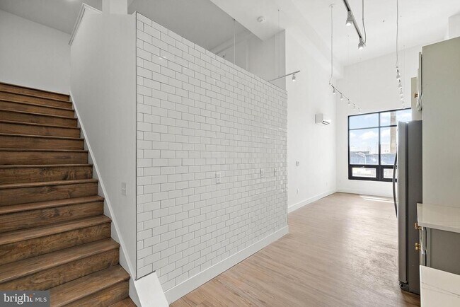 Building Photo - 15 W Girard St