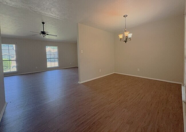 Building Photo - Established 3 bedroom 2 bath retreat, offering space, comfort, and easy Fort Worth living
