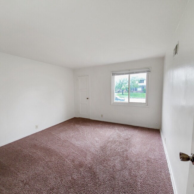 Building Photo - 149 Hemlock St