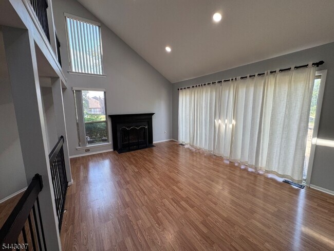 Foto del edificio - 3811 Bloomingdale Dr