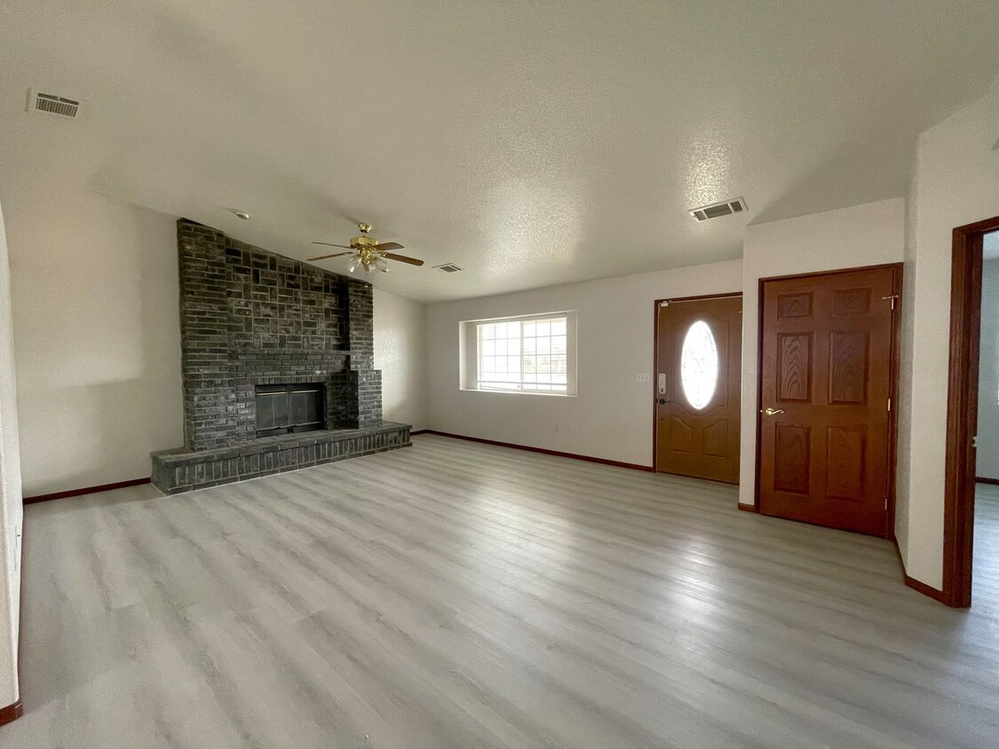 Foto principal - Charming Corner Home Located in North Cal ...
